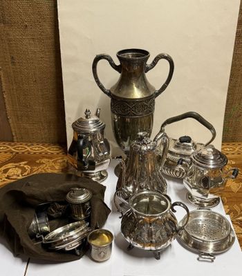 une table sur laquelle se trouvent de nombreux objets en argent