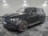 Le SUV Mercedes GLE est garé dans une grande pièce