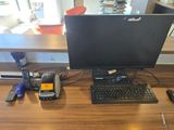 un bureau d'ordinateur équipé d'un clavier, d'une souris, d'un téléphone portable et d'un écran
