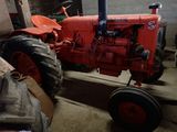 un tracteur rouge garé dans un garage