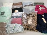 un tas de vêtements posés sur une table