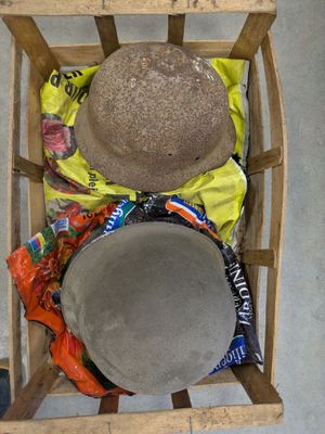 un chapeau posé sur une chaise en bois