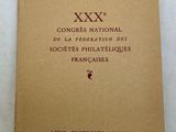 un livre marron avec des inscriptions rouges, posé sur une table