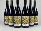 six bouteilles de vin posées sur une table