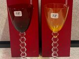 deux verres à vin posés l'un à côté de l'autre sur une table
