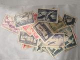 beaucoup de timbres empilés les uns sur les autres