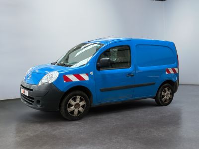 une camionnette bleue à rayures rouges et blanches garée dans une pièce blanche