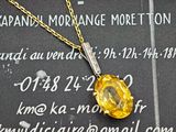 un collier jaune orné d'un diamant, posé sur une table