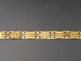 un bracelet en or exposé sur une table