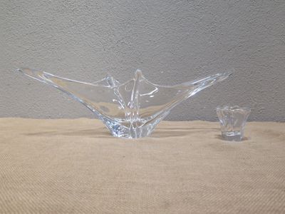 un bol en verre et un petit bougeoir en verre posés sur une table