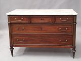 une commode ancienne avec dessus en marbre