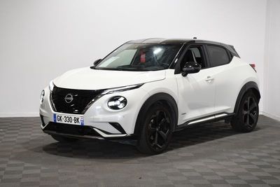 un SUV Nissan Juke blanc garé sur un sol à damier