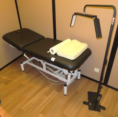 une table noire recouverte d'une serviette, dans une pièce