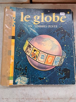 Classeur le Globe avec feuilles fond noir.