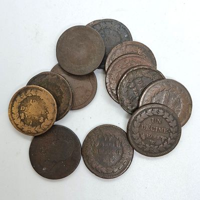 beaucoup de pièces qui sont sur la table
