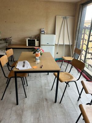des tables et des chaises dans une pièce donnant sur un balcon