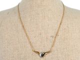 gros plan d'un torse de mannequin portant un collier