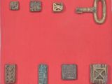une vitrine rouge sur laquelle sont disposés tout un tas d'objets métalliques