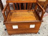 un banc en bois posé à même le sol