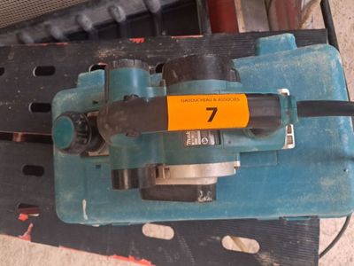 une machine bleue posée sur une table