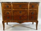 une commode à dessus en marbre avec un dessus en marbre