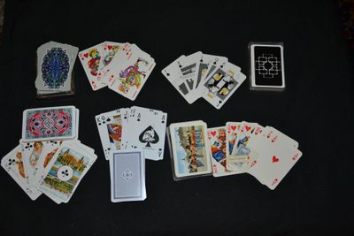 Lot de six jeux de cartes modernes publicitaires, rééditions…