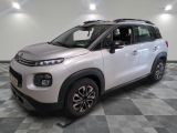 Le nouveau SUV Citroën est garé dans le showroom.