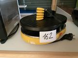 un gâteau en forme de crêpe sur lequel est inscrit un chiffre