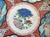 une assiette sur laquelle figurent de nombreux motifs différents