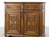 une image d'une armoire en bois avec des sculptures sur les portes