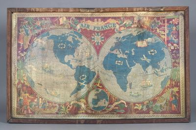 une vieille carte du monde dans un cadre en bois, posée sur une table