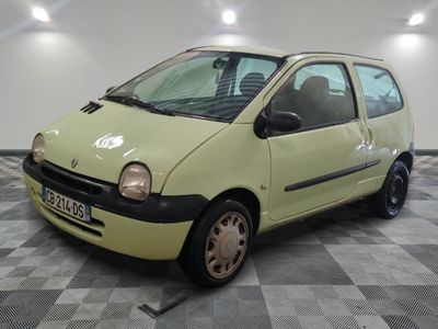 une petite voiture jaune garée dans une pièce