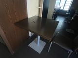 une petite table avec une chaise dans un coin de la pièce