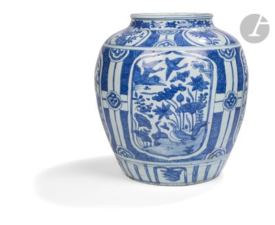 un vase bleu et blanc posé sur une surface blanche