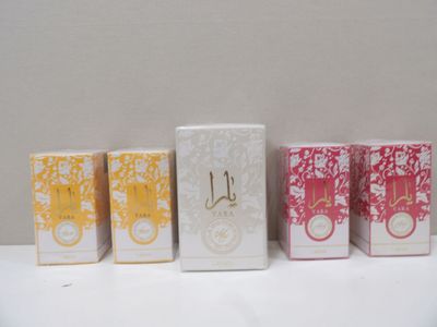 quatre boîtes de savon posées sur une table blanche