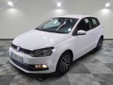 la volkswagen polo blanche est garée sur un carrelage à carreaux