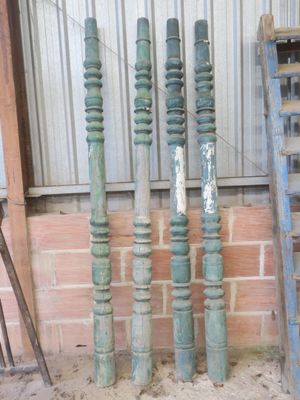 quatre poteaux verts appuyés contre un mur