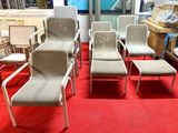 de nombreux fauteuils et poufs dans une pièce recouverte d'un tapis rouge