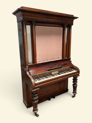 un vieux piano surmonté d'un miroir