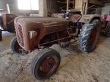 deux vieux tracteurs qui traînent dans une grange, sans roues