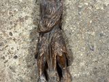 une statue représentant une femme tenant un chien par terre