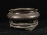 Coupe à encens chinoise en bronze sur socle, sur fond noir
