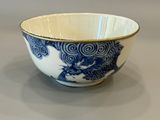 bol bleu et blanc orné d'un motif de dragon sur le côté