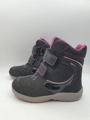 Les bottes des enfants sont alignées et prêtes à affronter la neige.