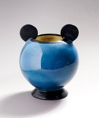un vase bleu orné d'oreilles de Mickey