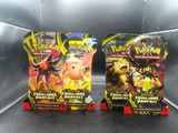 deux paquets de cartes à collectionner Pokémon posés sur une table