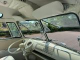 une vue de l'intérieur d'une voiture depuis le siège du conducteur