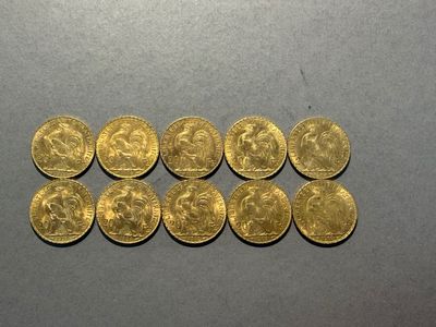 un tas de pièces d'or posé sur une table