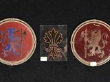 Trois types de badges différents sont présentés sur un fond noir