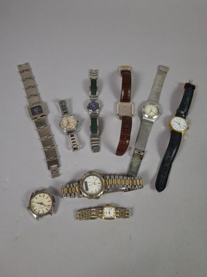 un grand nombre de montres posées sur une table